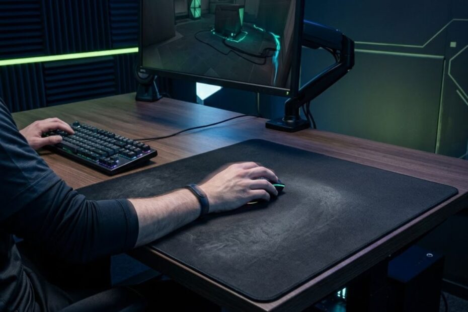Professional arm aiming setup in Valorant with large mousepad and tactical FPS gaming mouse
