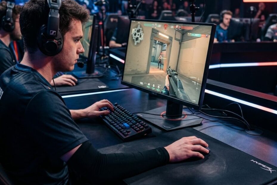Low sensitivity aiming setup in Valorant with gaming mouse and tactical FPS esports environment