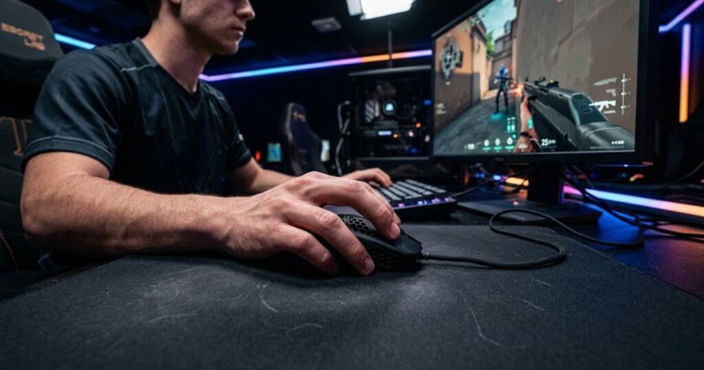 Precise mouse micro-adjustments for tactical aiming in Valorant
