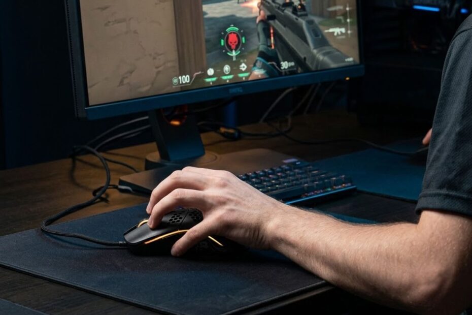 A claw grip FPS player using a gaming mouse while aiming at opponents on a competitive first person shooter game screen
