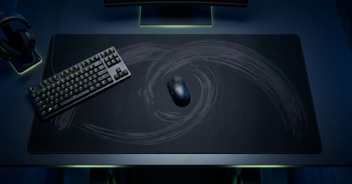An extra-large gaming mouse pad on an FPS gaming desk with a lightweight mouse and wide movement space for low-sensitivity aiming.