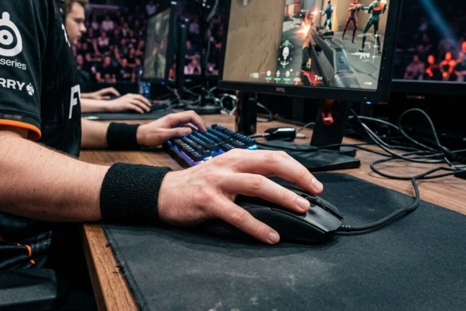 A gamer using a palm grip mouse grip style with the entire palm resting on a gaming mouse during an FPS game